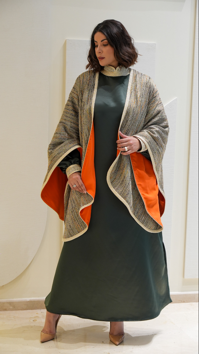 Robe en satin avec cape