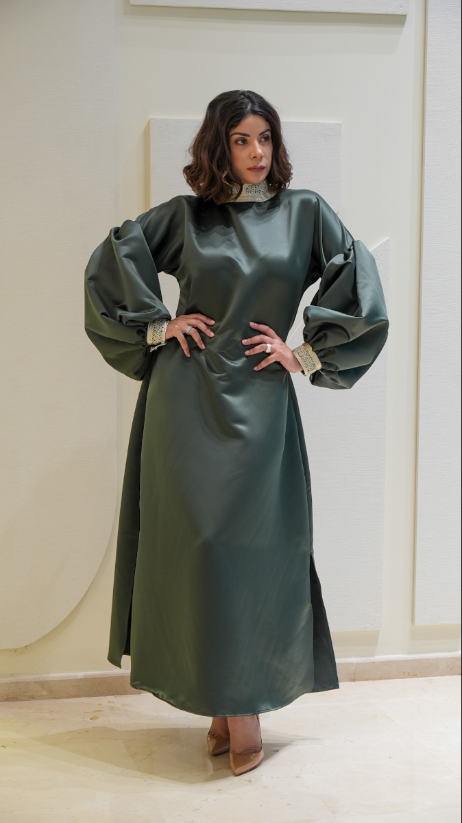 Robe en satin avec cape