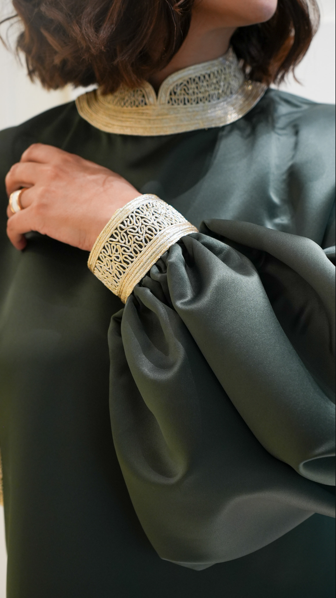 Robe en satin avec cape thumbnail 3