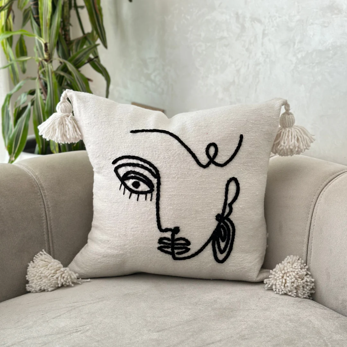 Housse de coussin artisanale à pompons