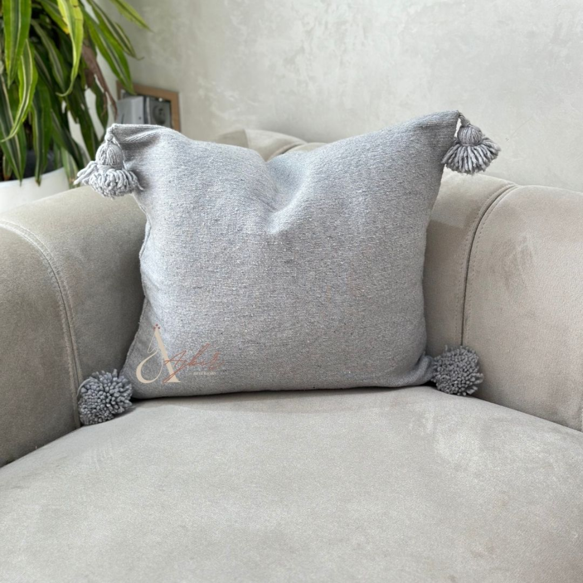 Housse de coussin artisanale à pompons gris