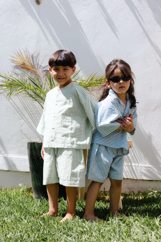 Apportez confort et style à la garde-robe de votre enfant avec cet ensemble 2 pièces unisexe composé d’un chemisier et d’un short. thumbnail 3