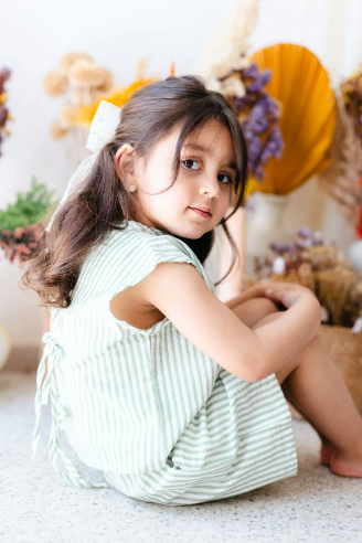 Apportez confort et style à la garde-robe de votre enfant avec cet ensemble 2 pièces unisexe composé d’un chemisier et d’un short. thumbnail 3