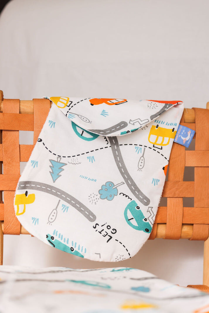 Pack naissance: Tapis à langer, protège épaule et bavoir