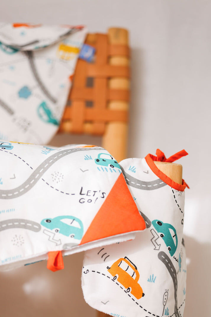 Pack naissance: Tapis à langer, protège épaule et bavoir