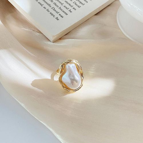 Bague dorée avec perle irrégulière