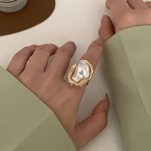 Bague dorée avec perle irrégulière