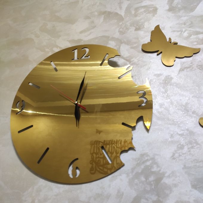 Horloge Murale aluminium decoratif + 5 papillons