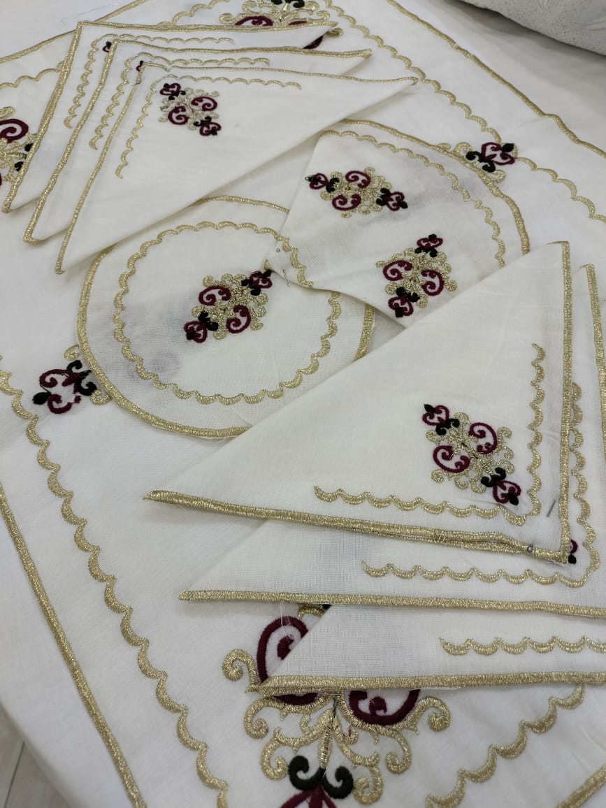 Fond du Plateau Couronne Plus 6 Serviettes Plus sous Thiere et Porte Thiere