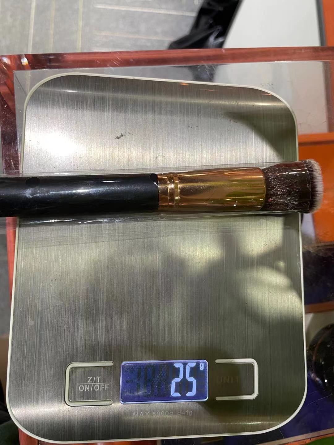 Single Foundation Brush-Black Handle Gold Tube thumbnail 4