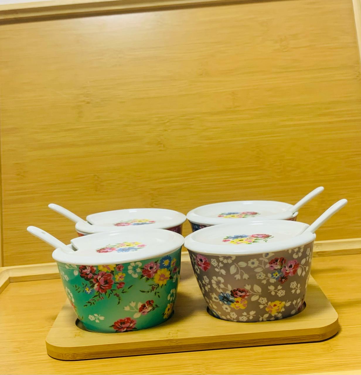 Plat a 4 Compartiments avec 4 Pots en porcelaine avec couvercle