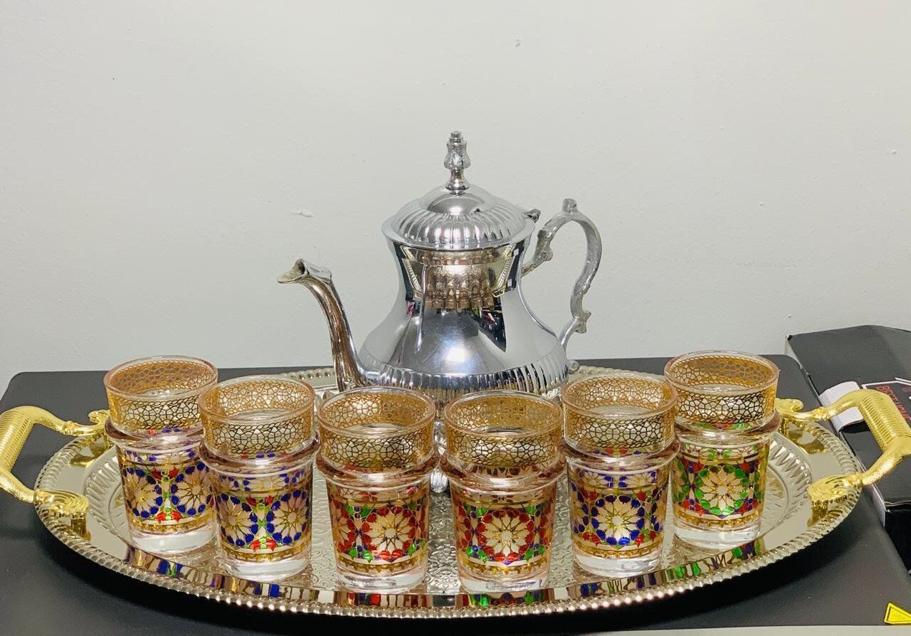 Pack Théière 12 Verres et Plateau Senia pack Théière et 12 Verres a thé - un Service à Thé Marocain, Composé D'une Théière en Inox 1,4 L et de 12 Verres à Thé Décorés, en Cristallin Haute Qualité