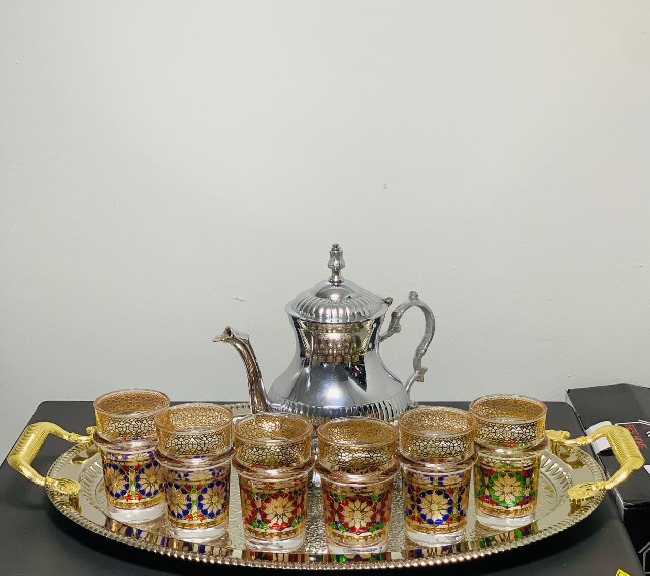 Pack Théière 12 Verres et Plateau Senia pack Théière et 12 Verres a thé - un Service à Thé Marocain, Composé D'une Théière en Inox 1,4 L et de 12 Verres à Thé Décorés, en Cristallin Haute Qualité