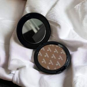 Poudre Compacte Truffle Black & Black