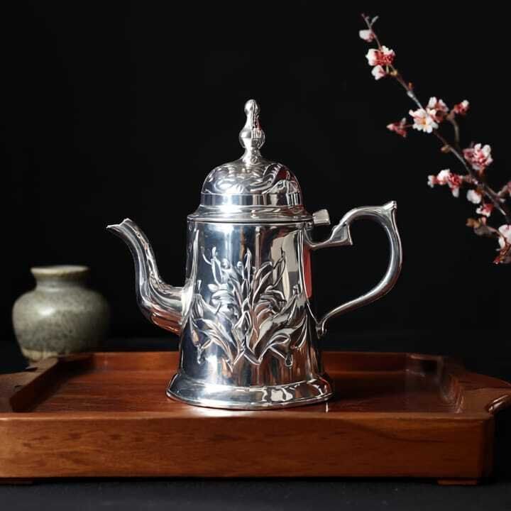 Théière Marocaine en Argenté – Artisanat Traditionnel de Fès