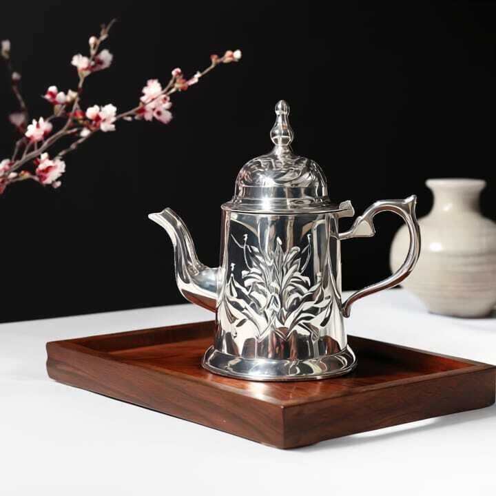Théière Marocaine en Argenté – Artisanat Traditionnel de Fès