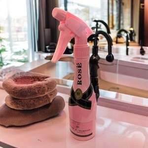 Bouteille vaporisateur pour coiffure élégance