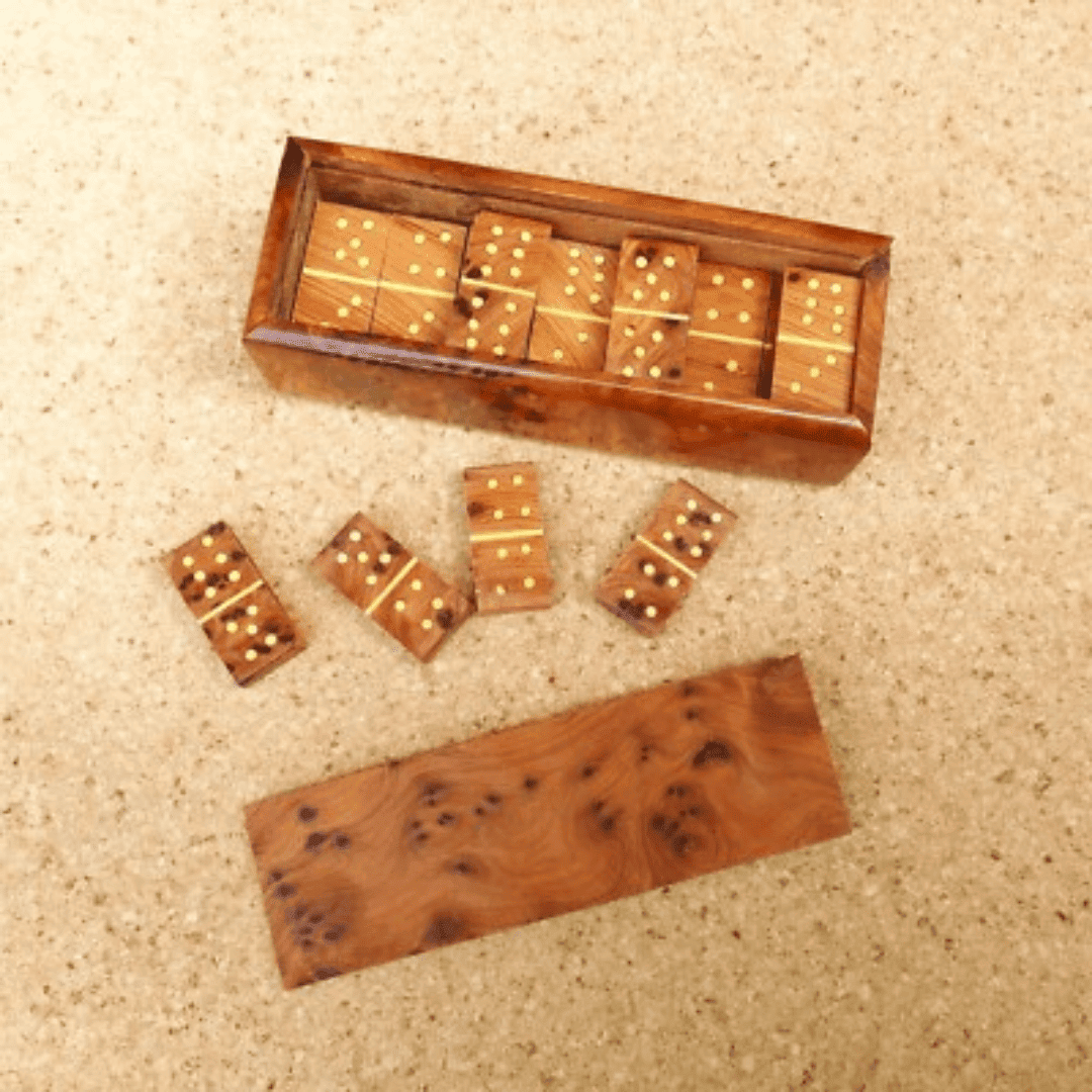Jeu de dominos artisanal en bois de genévrier – Élégance naturelle et moment de plaisir authentique thumbnail 3