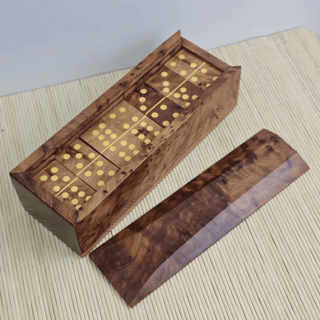 Jeu de dominos artisanal en bois de genévrier – Élégance naturelle et moment de plaisir authentique thumbnail 4