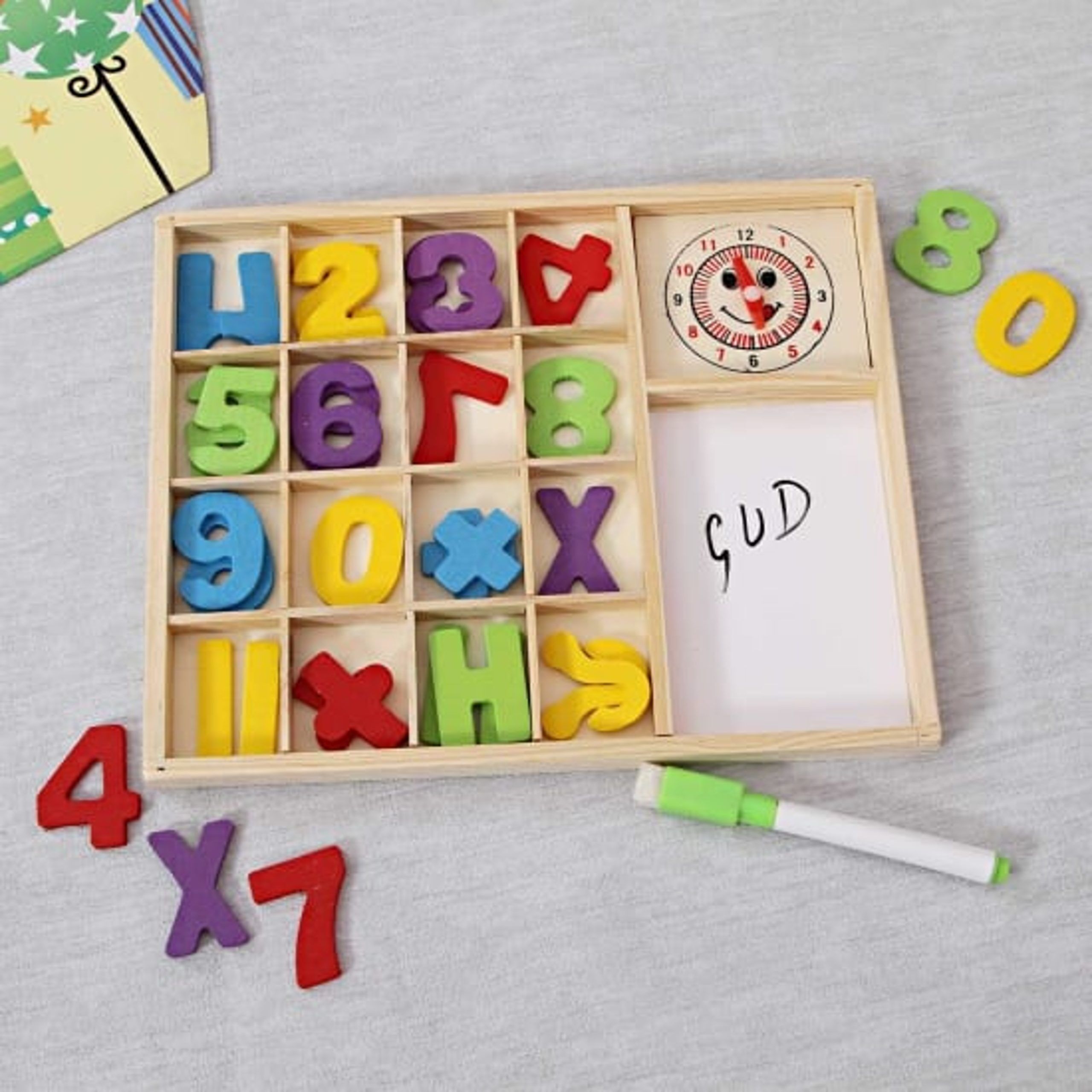 Tableau en Bois avec Chiffres et Fonction Heure