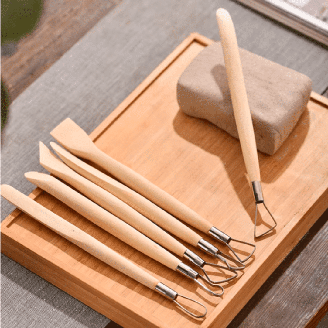 Outils de sculpture en céramique et argile avec extrémités en acier inoxydable et poignées en bois, idéals pour la poterie et le bricolage.