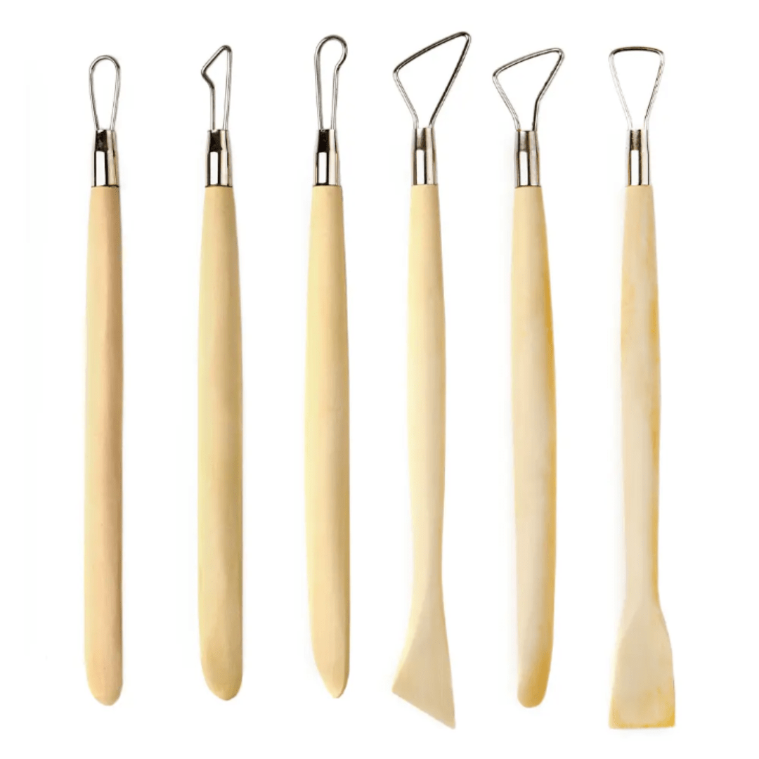 Outils de sculpture en céramique et argile avec extrémités en acier inoxydable et poignées en bois, idéals pour la poterie et le bricolage.