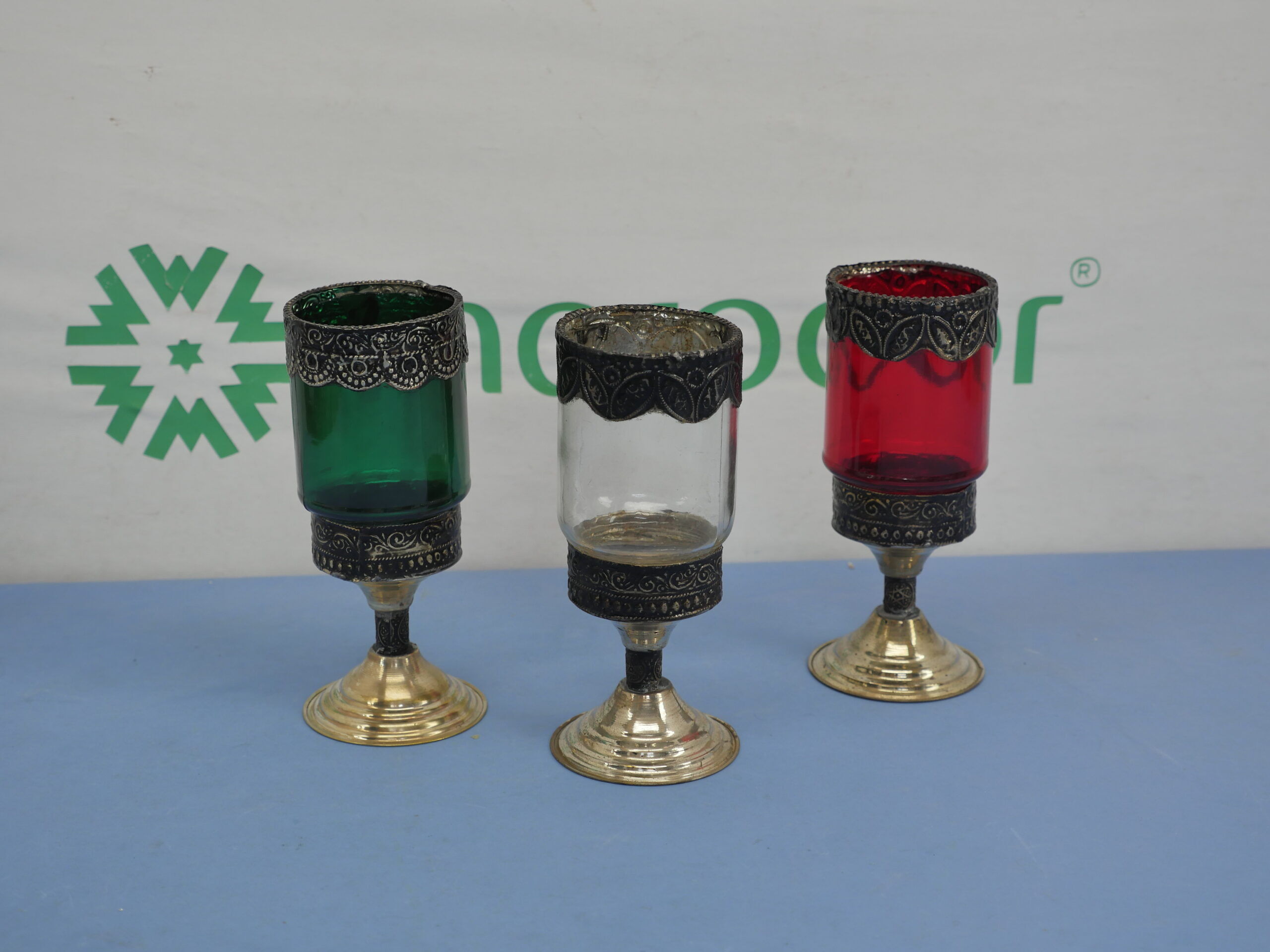 Ensemble de 3 photophores marocains – Style artisanal en verre coloré et métal ciselé. (couleur aléatoire)
