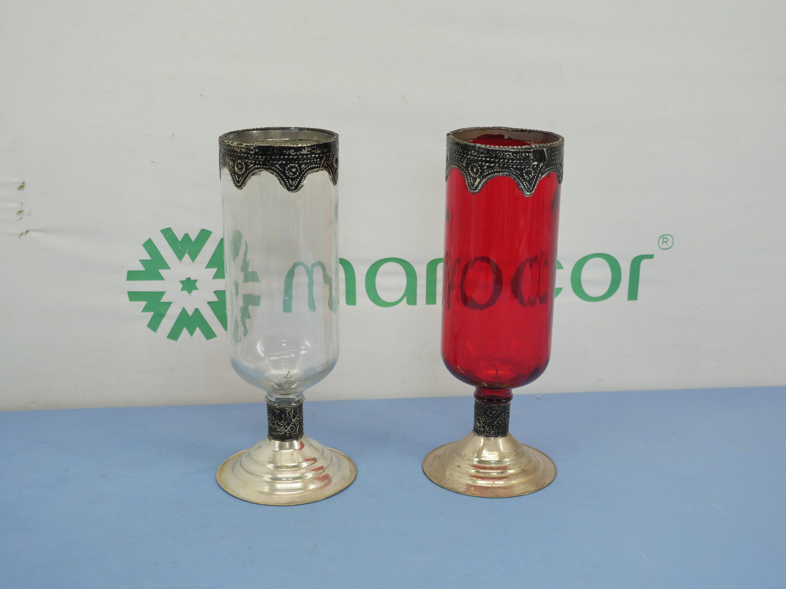 Lot de 2 bougeoirs marocains en verre et métal, artisanat raffiné et élégant. (couleur aléatoire)