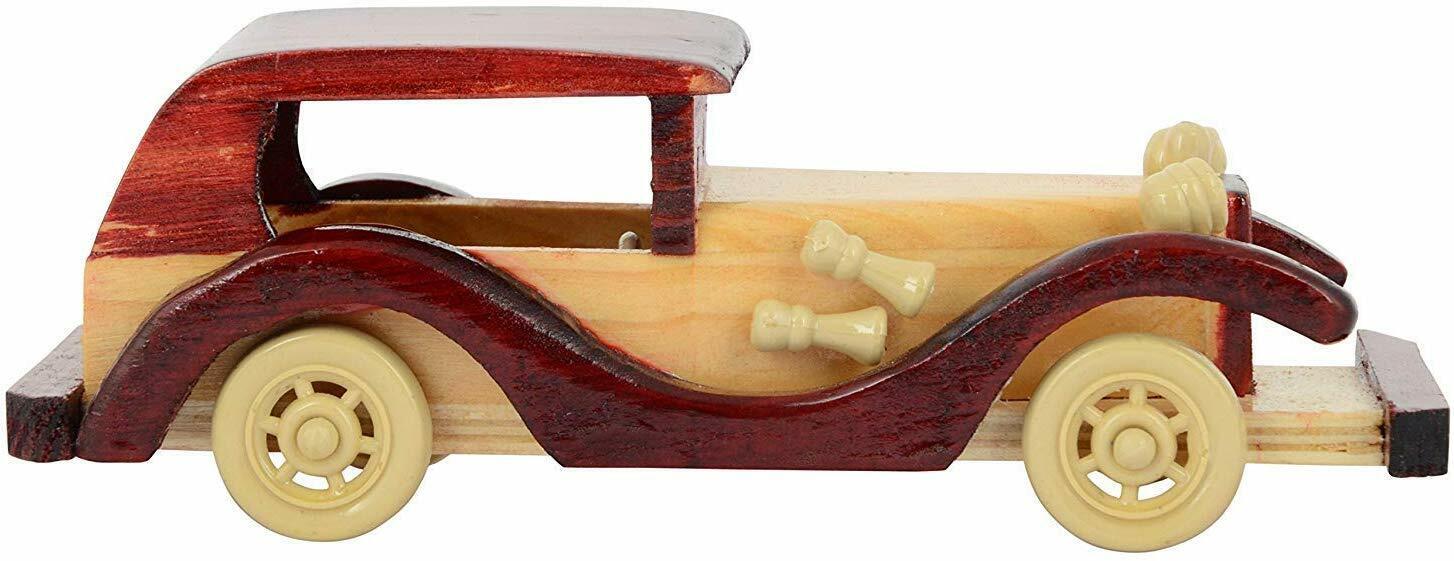 Élégance Rétro La Voiture Ancienne en Bois un Décor Vintage Unique
