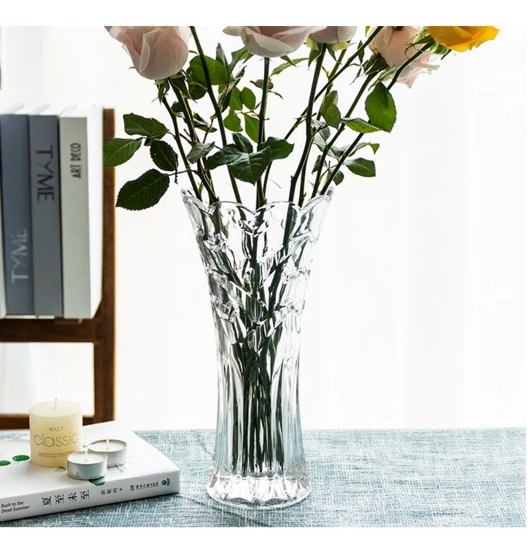 Élégance Intemporelle Vase en Verre Transparent pour Mettre en Valeur vos Bouquets thumbnail 4