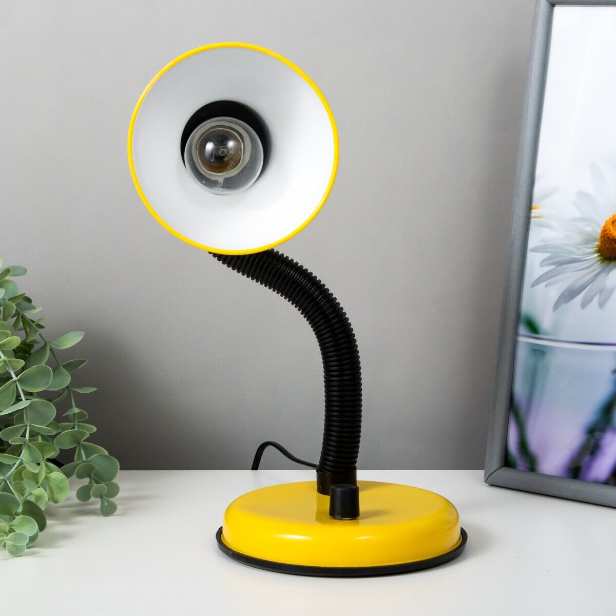 Lampe de Bureau Vintage en Fer avec LED – Élégance Illuminée (Couleur Aléatoire) thumbnail 2
