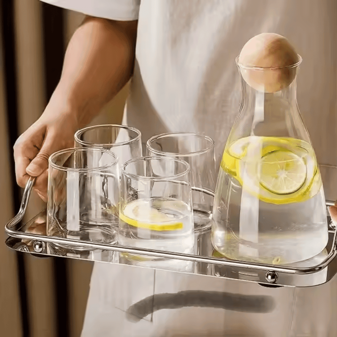 Ensemble pichet en verre haute teneur avec 6 verres, parfait pour servir de l’eau potable avec élégance.
