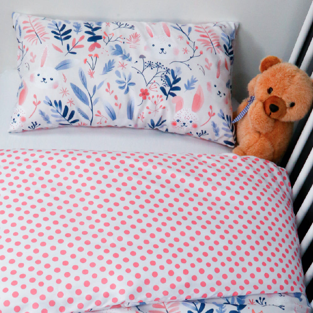 Housse de Couette Bébé Premium Double Face Câlins Lapins (Housse -115x130cm- + 1 Taies d’Oreiller -30x50 cm-) thumbnail 3