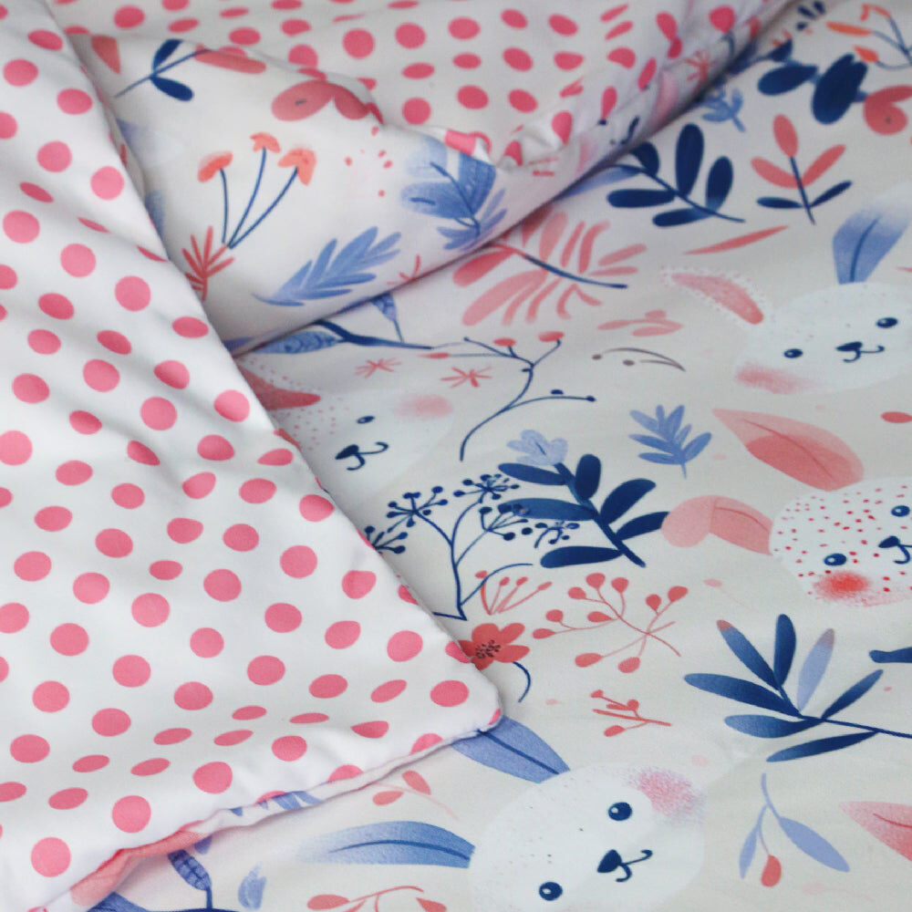 Housse de Couette Bébé Premium Double Face Câlins Lapins (Housse -115x130cm- + 1 Taies d’Oreiller -30x50 cm-) thumbnail 4