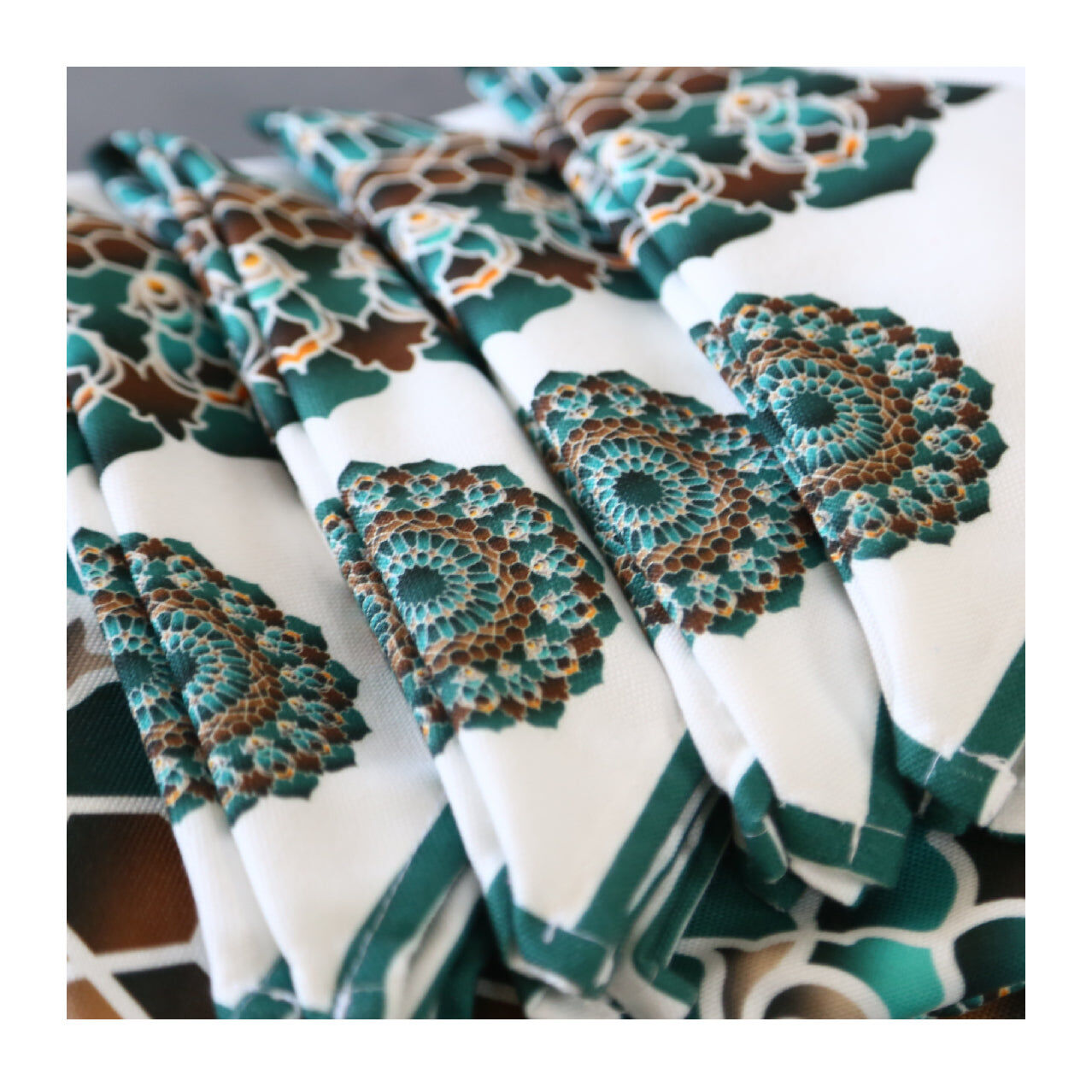 Nappe Élégante pour une Table Festive thumbnail 2