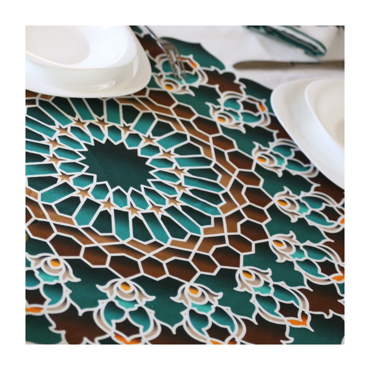 Nappe Élégante pour une Table Festive thumbnail 4