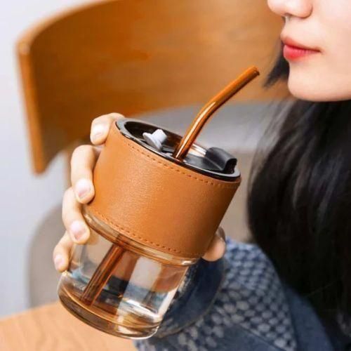 Tasse à café en verre chic, avec paille intégrée pour un look moderne et pratique.