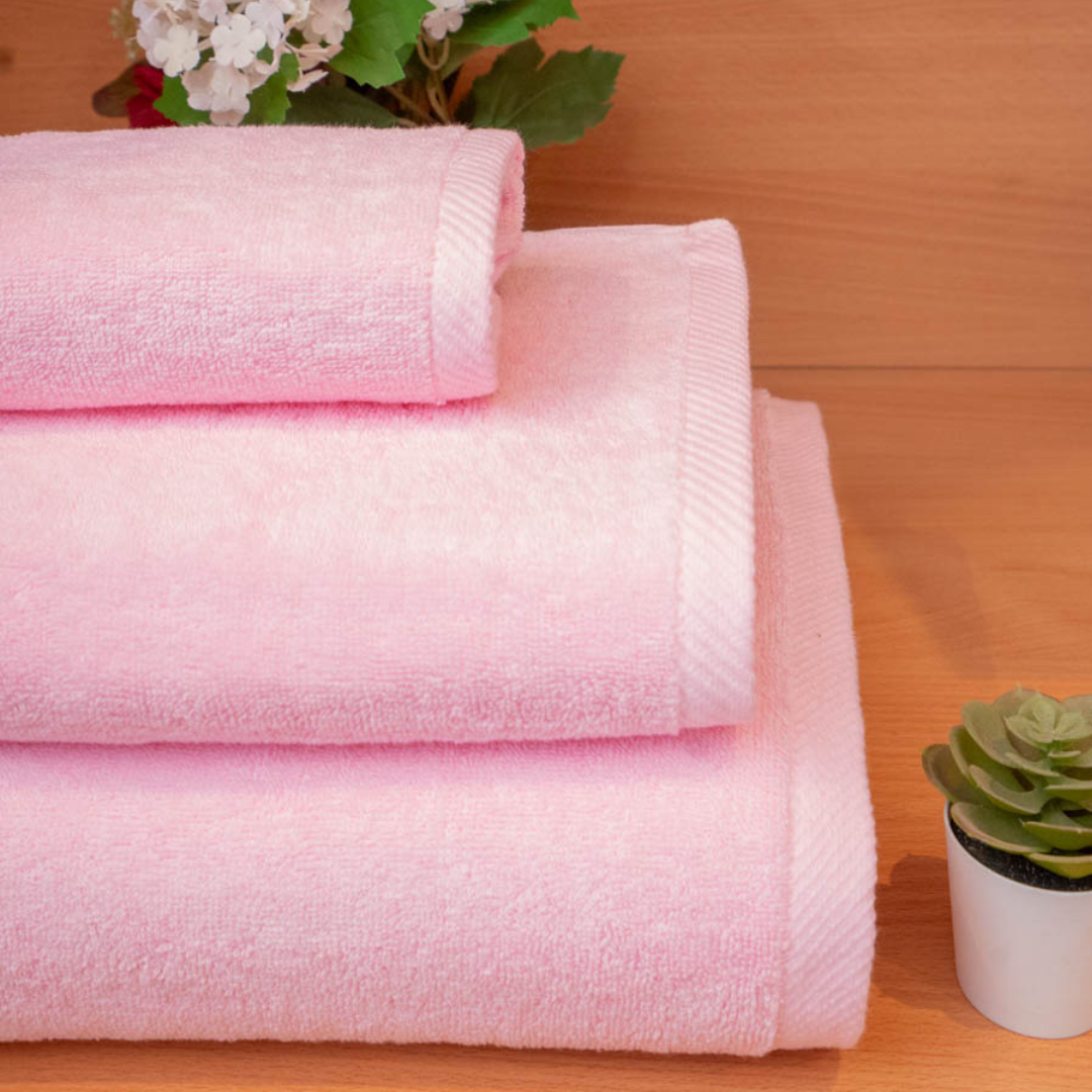 Pack Douceur Suprême : Tapis de bain + 3 pièces Serviettes.