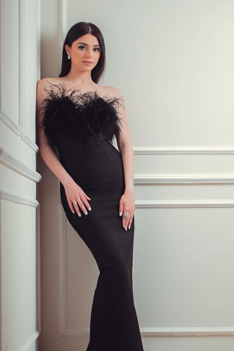 Robe bandage avec détails en plumes