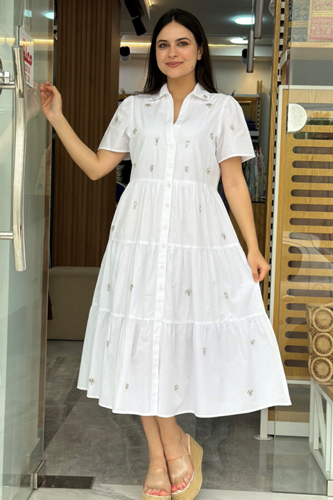 Robe chemise blanche brodée de bijoux