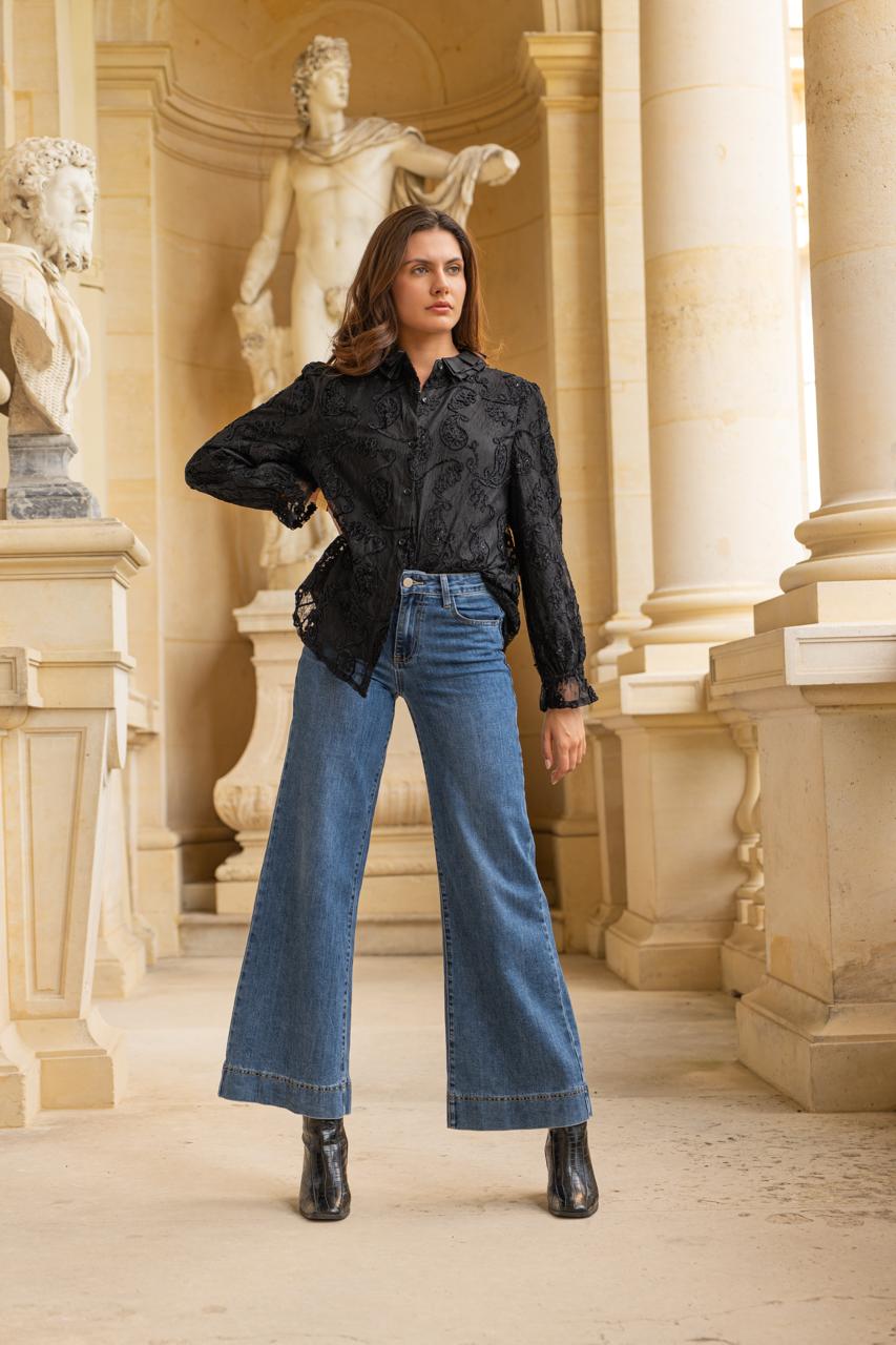 Chemise col froufrou en dentelle effet velours