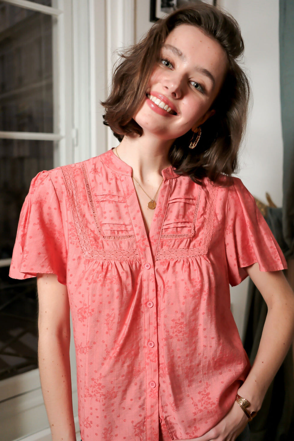 Top garni de dentelle et broderies