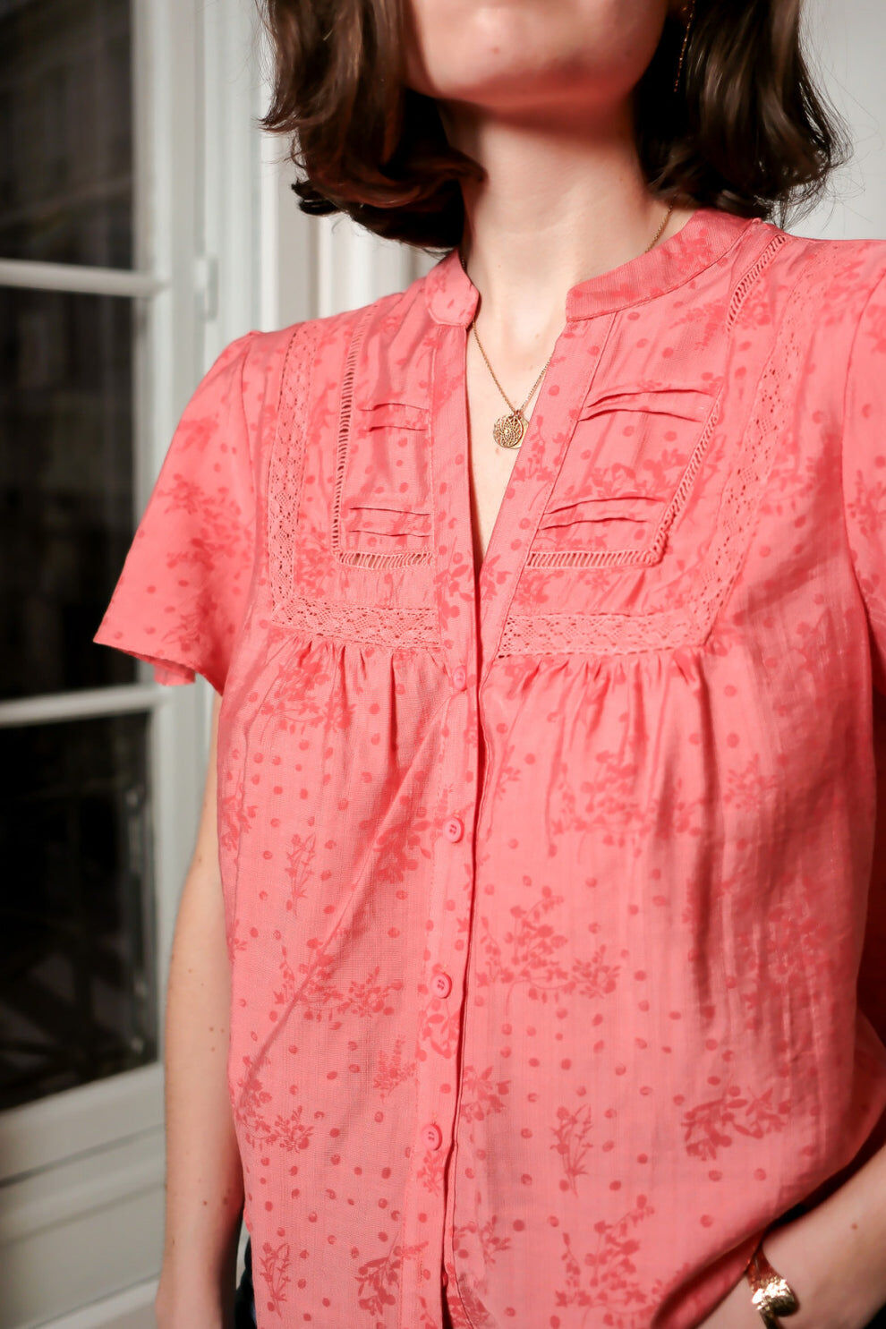 Top garni de dentelle et broderies