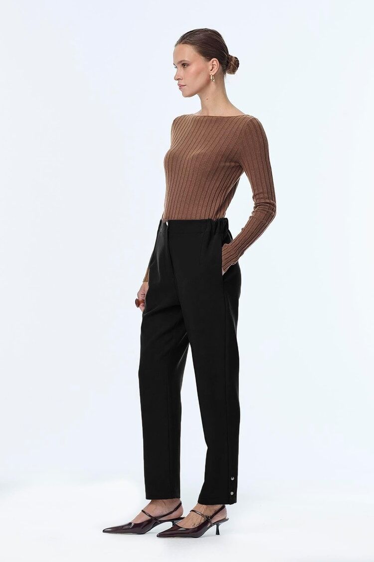 Pantalon cigarette à taille élastique et boutons