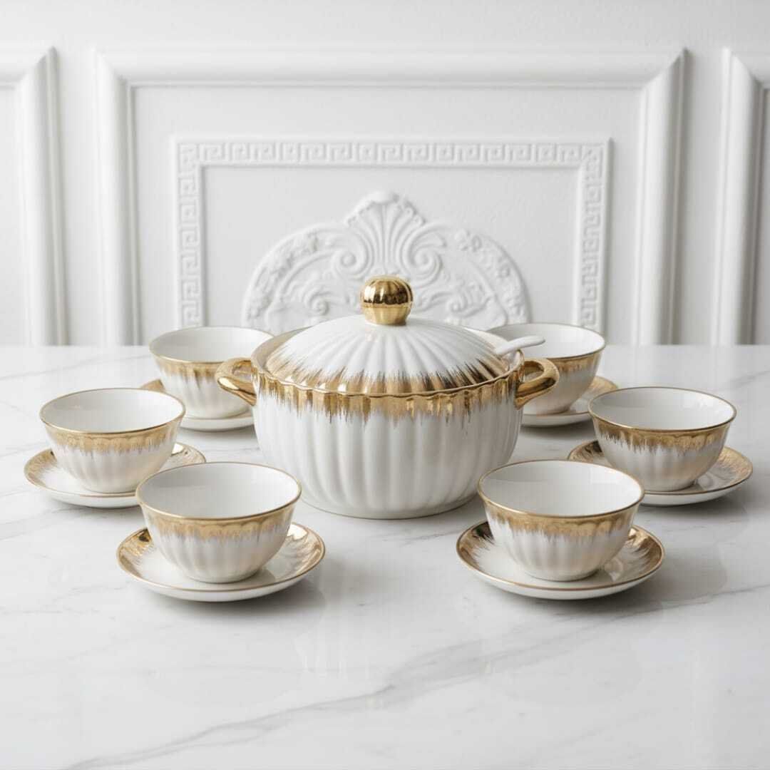 ENSEMBLE 15 PIECES SOUPIÈRE AVEC COUVERCLE ET LOUCHE ET 6 BOLS ET 6 ASSIETTES EN PORCELAINE BLANCHE DÉTAILS DORES thumbnail 1