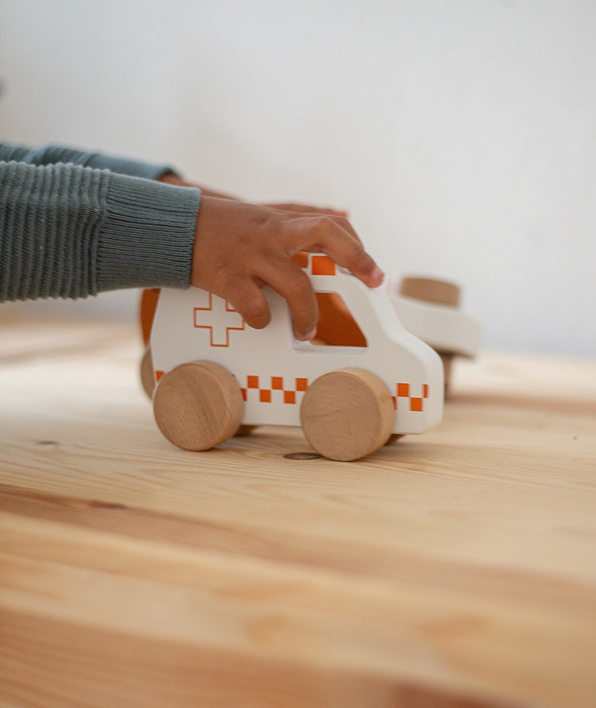 Jouet d’ambulance en bois  thumbnail 4