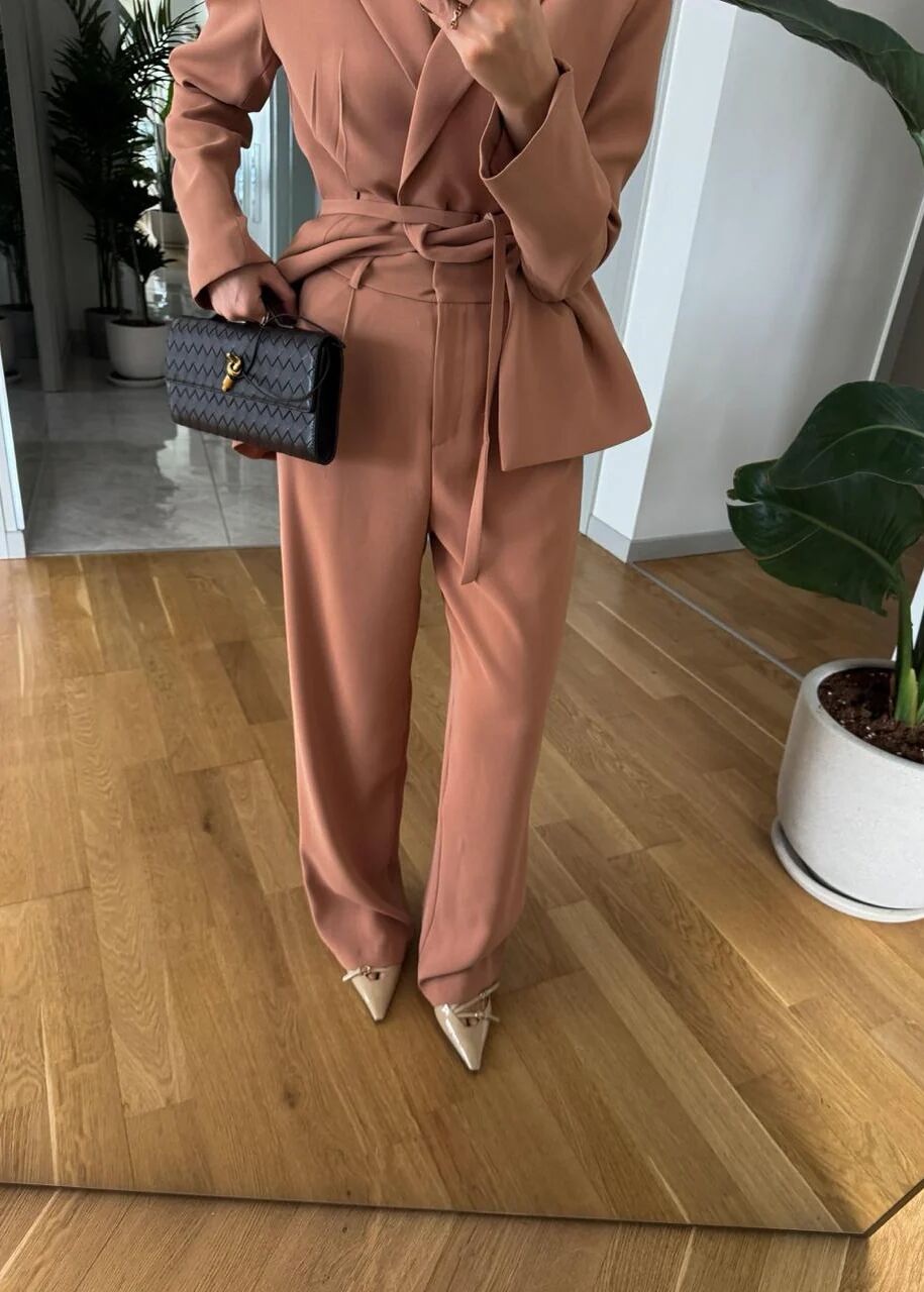 Ensemble Tailleur Terracotta – Blazer Cintrée Ceinturée & Pantalon Fluide Taille Haute thumbnail 2