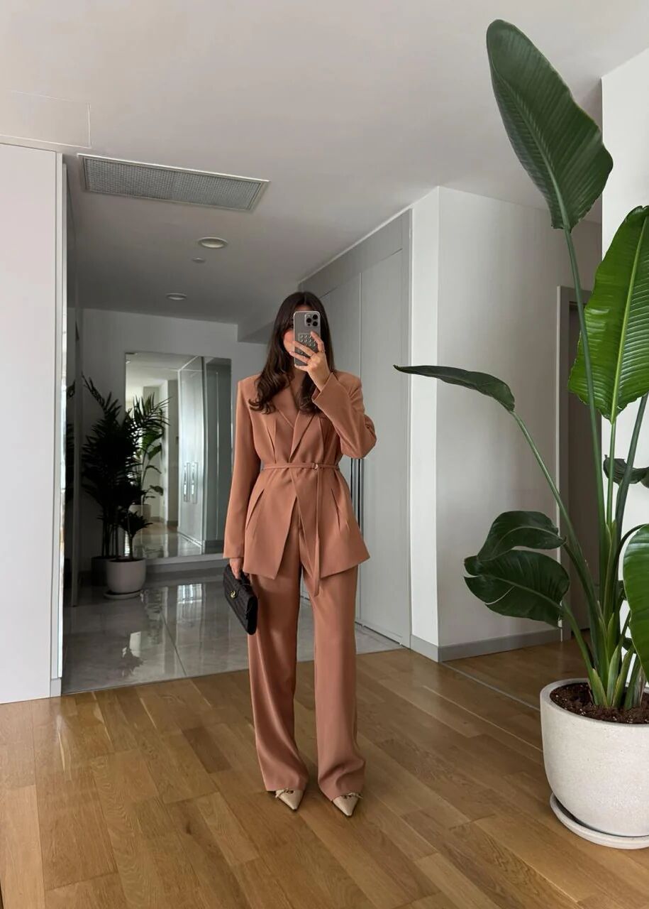 Ensemble Tailleur Terracotta – Blazer Cintrée Ceinturée & Pantalon Fluide Taille Haute