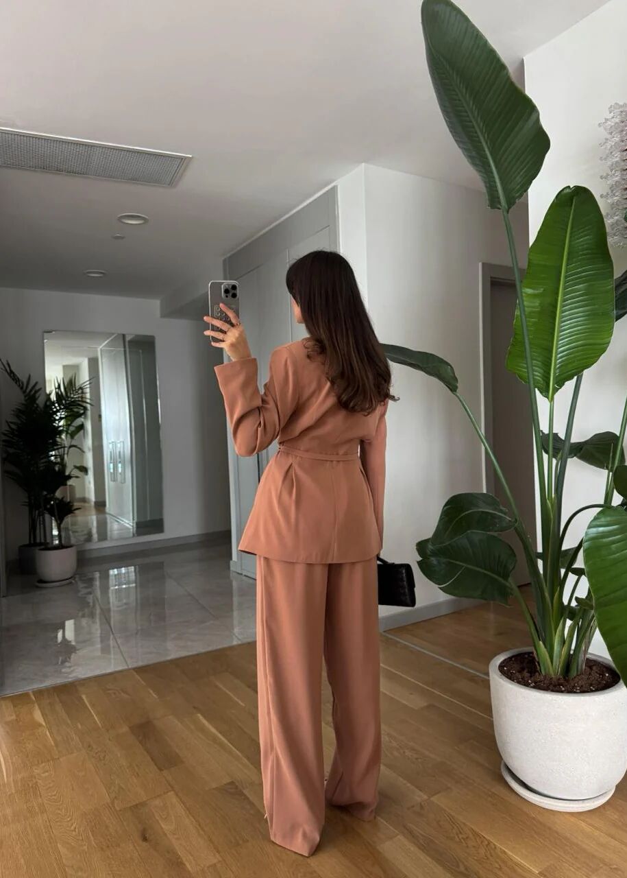 Ensemble Tailleur Terracotta – Blazer Cintrée Ceinturée & Pantalon Fluide Taille Haute