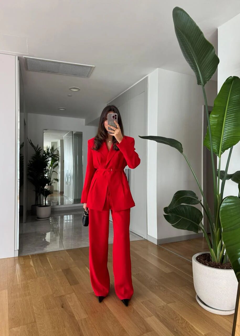 Ensemble Tailleur – Blazer Cintrée Ceinturée & Pantalon Fluide Taille Haute